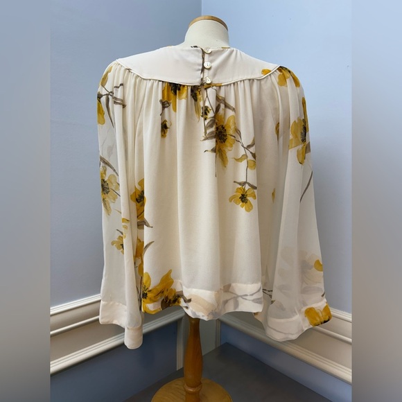 Aritzia Floral cropped sheer blouse - Picture 3 of 10